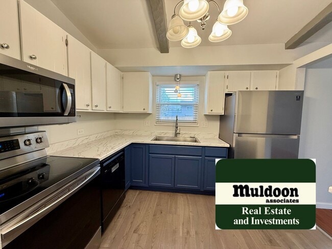 Building Photo - 3 Bedroom Tri Level with Spacious Yard 80918