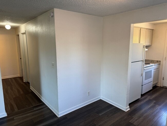 Building Photo - 2 bedroom 1 bath duplex with a garage!
