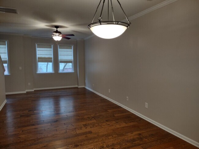Foto del edificio - Pristine, move in ready Townhome located i...