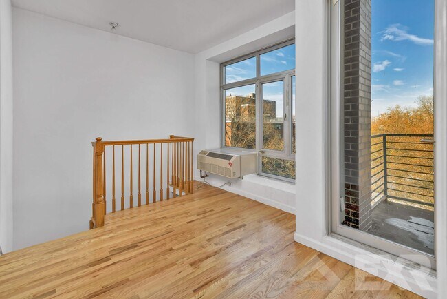 Building Photo - 976 Myrtle Ave