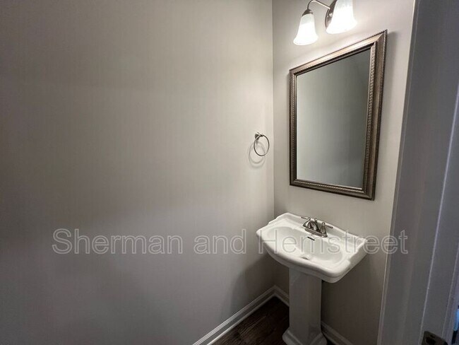 Foto del edificio - 7066 Hummingbird Dr