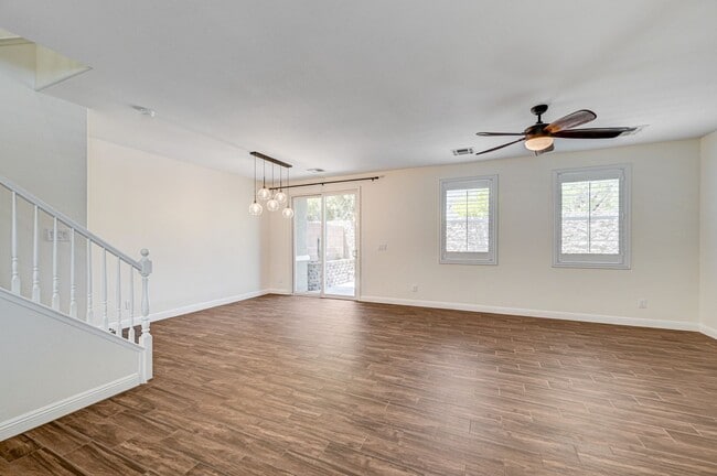Building Photo - Stylish Townhome with Private Patio!