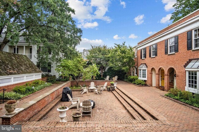 Foto del edificio - Spacious Old Town Retreat with Fireplace, Parking, and Prime Location!