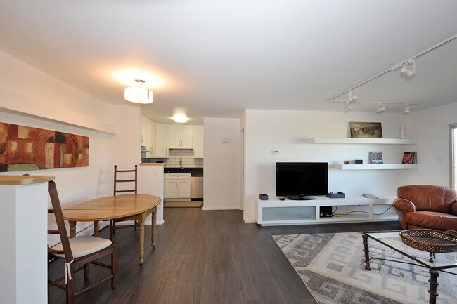 Building Photo - Stunning Remodel in a Superb Condo Complex