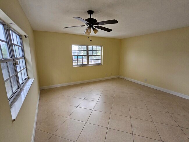 Building Photo - 1407 NE 56th St