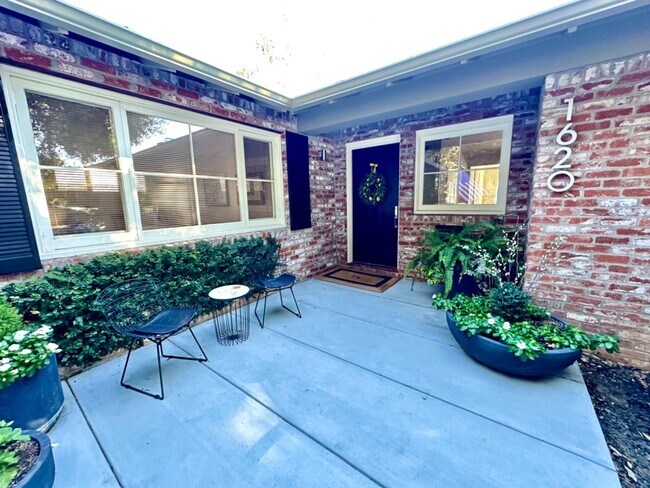 Building Photo - 1620 Laurelwood Dr