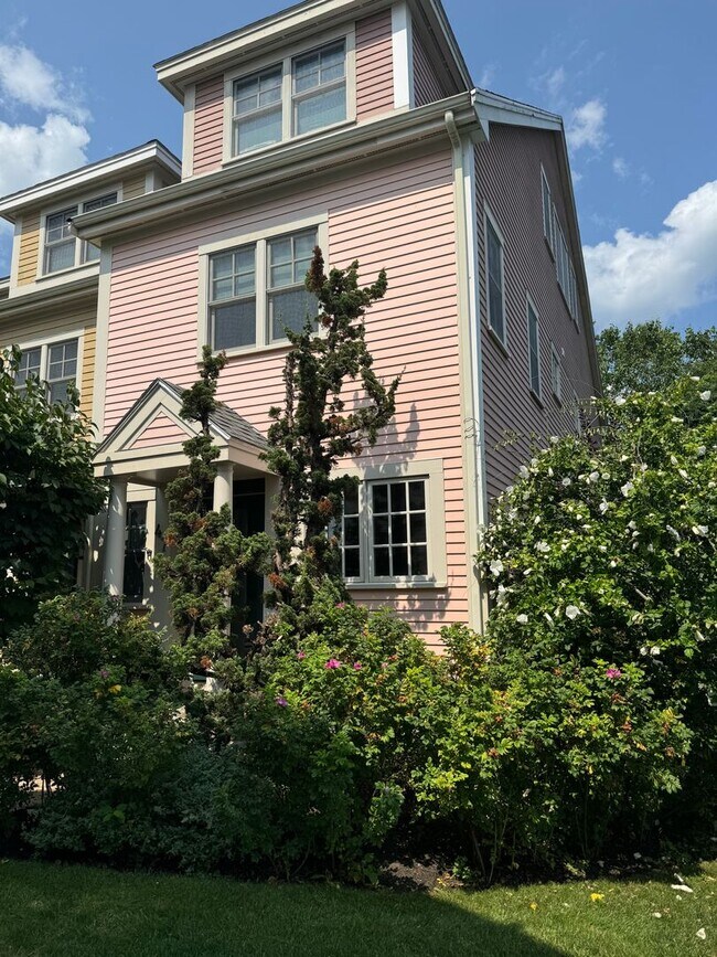 Building Photo - *NEW TO MARKET* - Marblehead Highlands Tow...