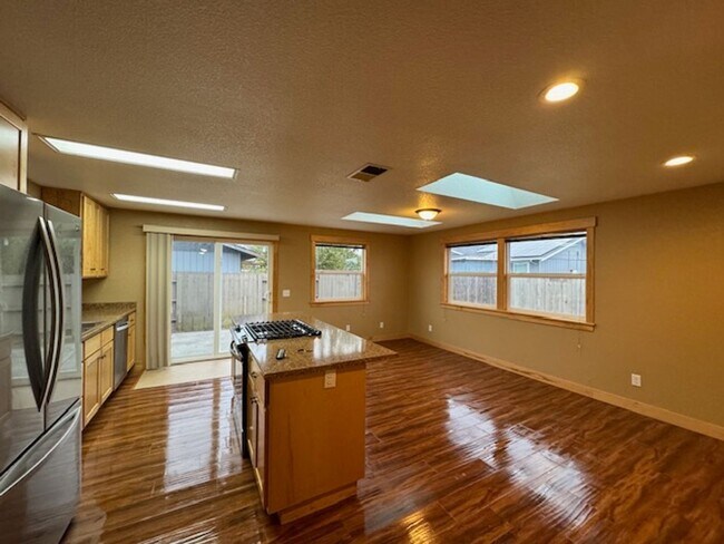 Foto del edificio - ZELIA! Arcata 3/2, 2 car garage, south facing patio