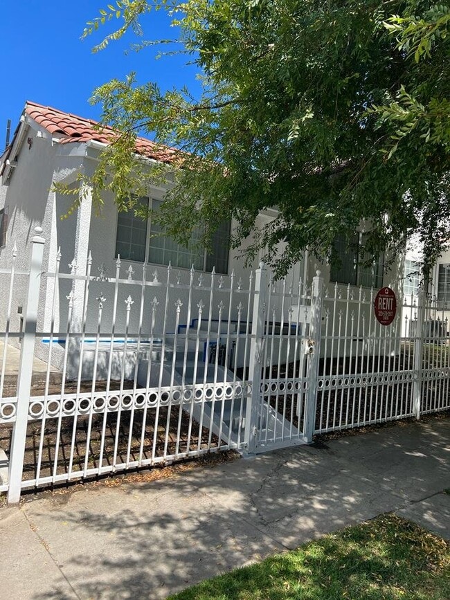 Building Photo - 1607 N Wilton Pl