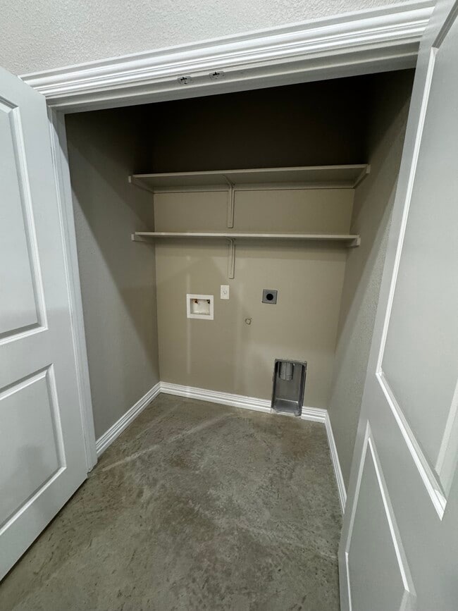 Building Photo - 2423 Briar Hollow Dr