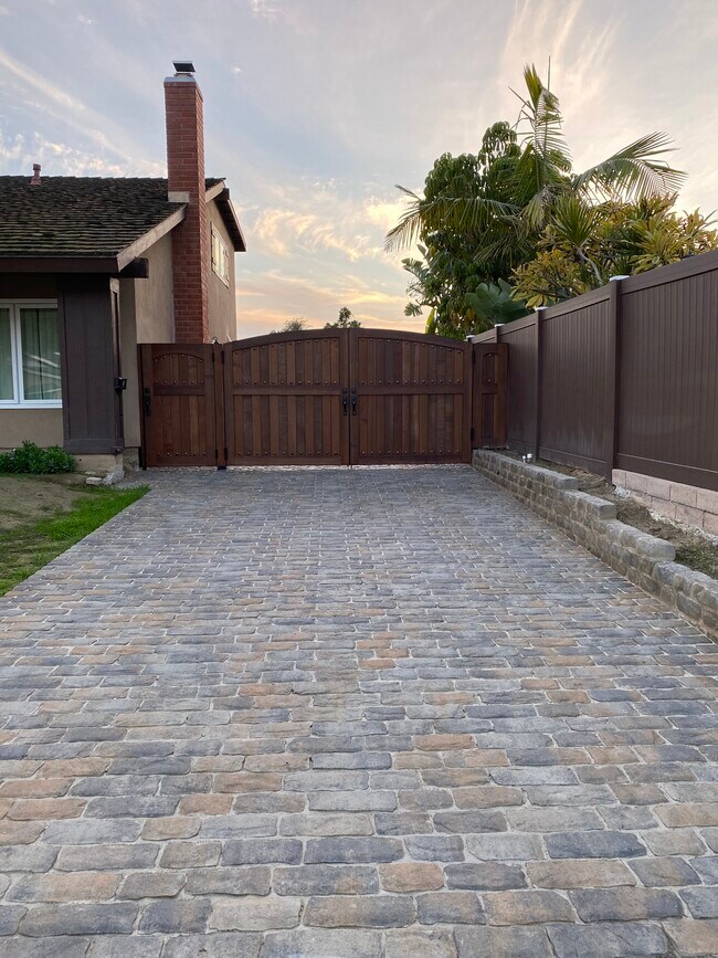 Building Photo - 3037 Heather Dr