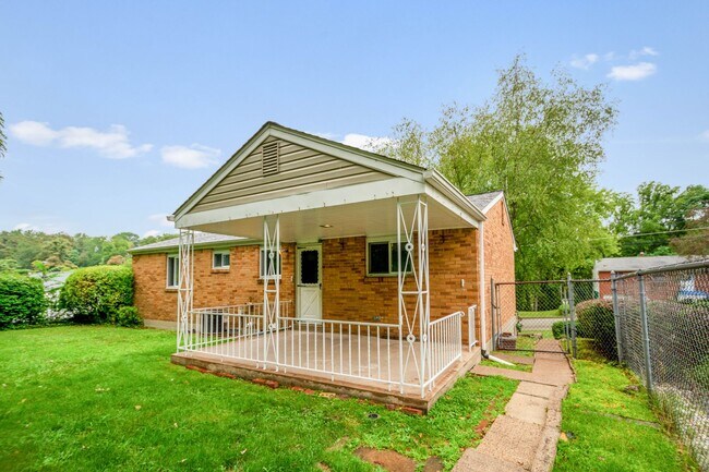 Foto del edificio - AVAILABLE AUGUST 1ST!! DON'T MISS TIS GORGEOUS 3 BEDROOM IN PENN HILLS!