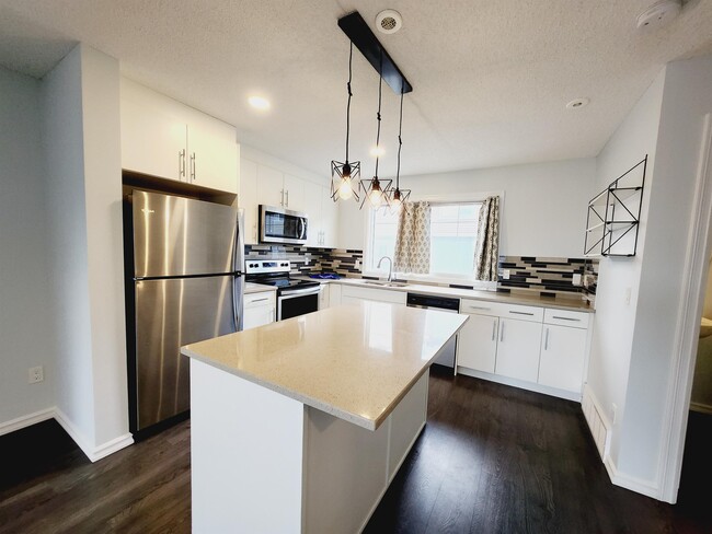 Photo du bâtiment - 3027-3151 151 Avenue Northwest
