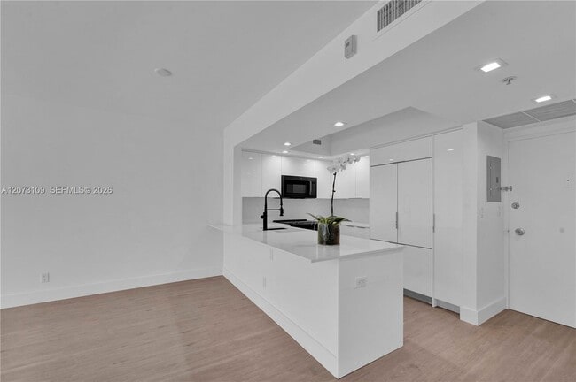 Foto del edificio - 5600 Collins Ave