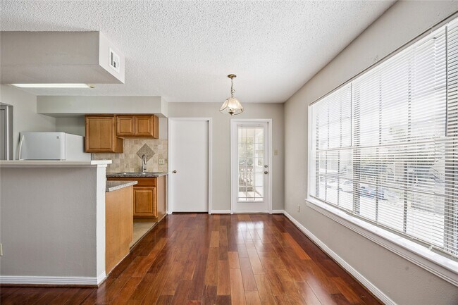 Foto del edificio - 2750 Holly Hall St