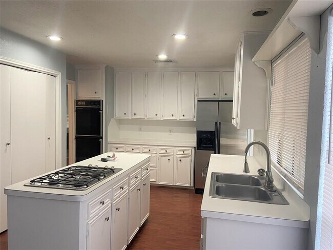 Foto del edificio - 15110 Howland St