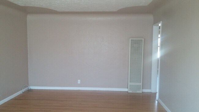 Foto del edificio - Recently remodeled unit in the Mayfair District offering nice amenities, 1 car garage, backyard a...