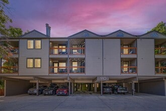Building Photo - 910 Portland Pl