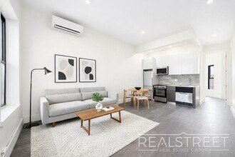 Building Photo - New Modern 2 Bed w Full Amenities + Dishwasher/Laundry/Garden