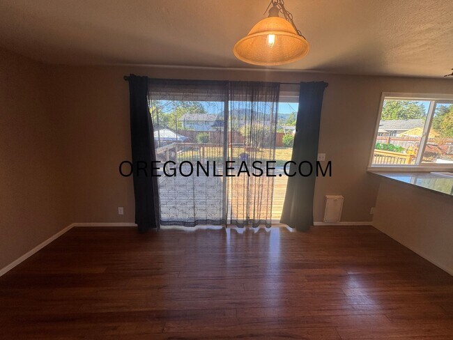 Foto del edificio - Spacious 4-Bedroom Home in North Springfield