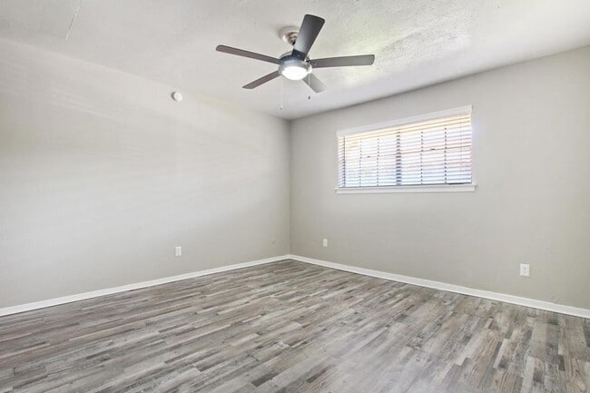 Building Photo - 1212 Hampshire Ln