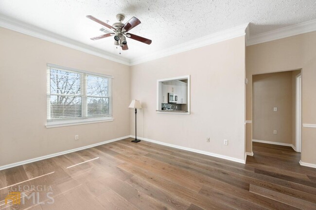 Building Photo - 5559 Glenridge Dr