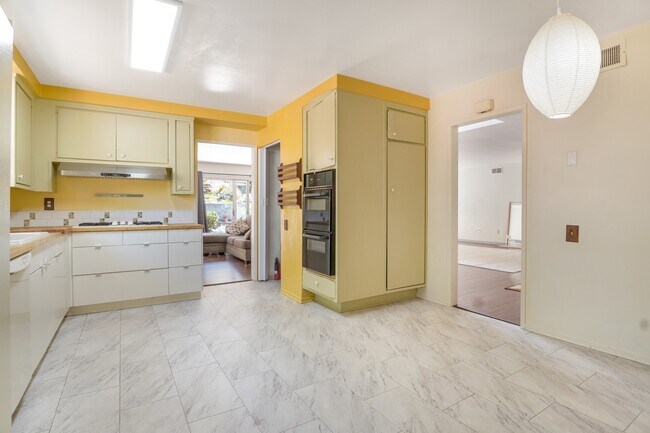 Building Photo - 6216 Paseo Cyn Dr