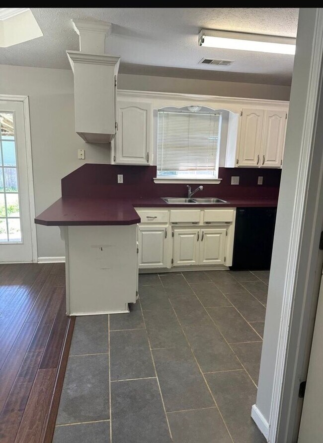Building Photo - Spacious 3-Bedroom Home in the Heart of Ca...