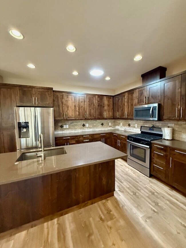 Building Photo - Fabulous Single Level 3 Bedroom High End H...