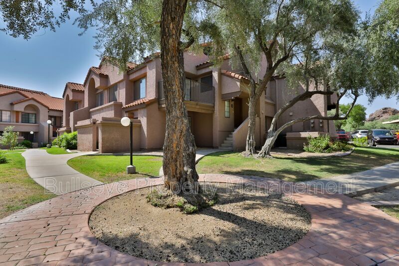 Foto principal - 925 N College Ave