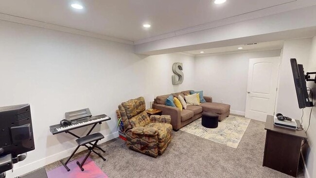 Building Photo - 322 W Cardinal Ave