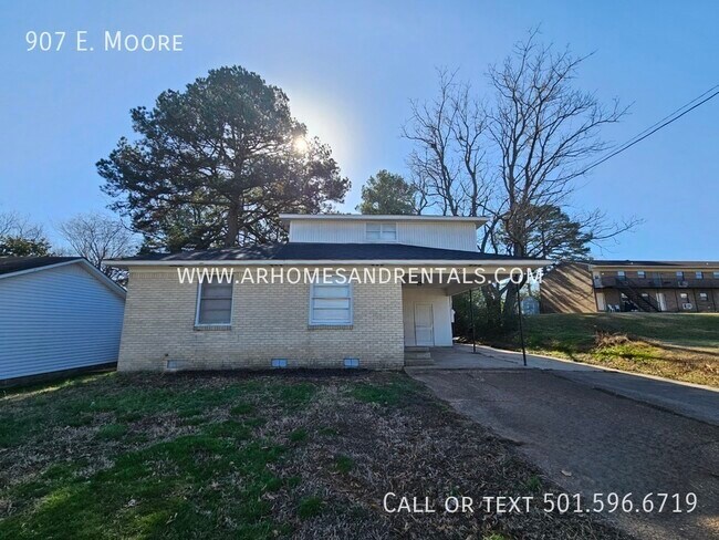 Building Photo - 907 E. Moore | $1395 | 5 beds, 2 full baths