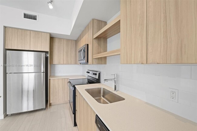 Building Photo - 555 NE 8th St