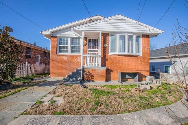 Building Photo - Lovely 3 BR/3 BA Single-Family Home in Dea...