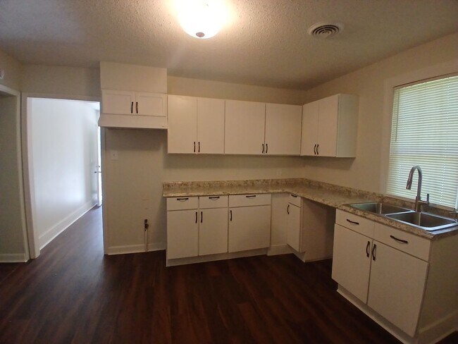Building Photo - Comfortable 4 bedroom 1 bath home - Open T...