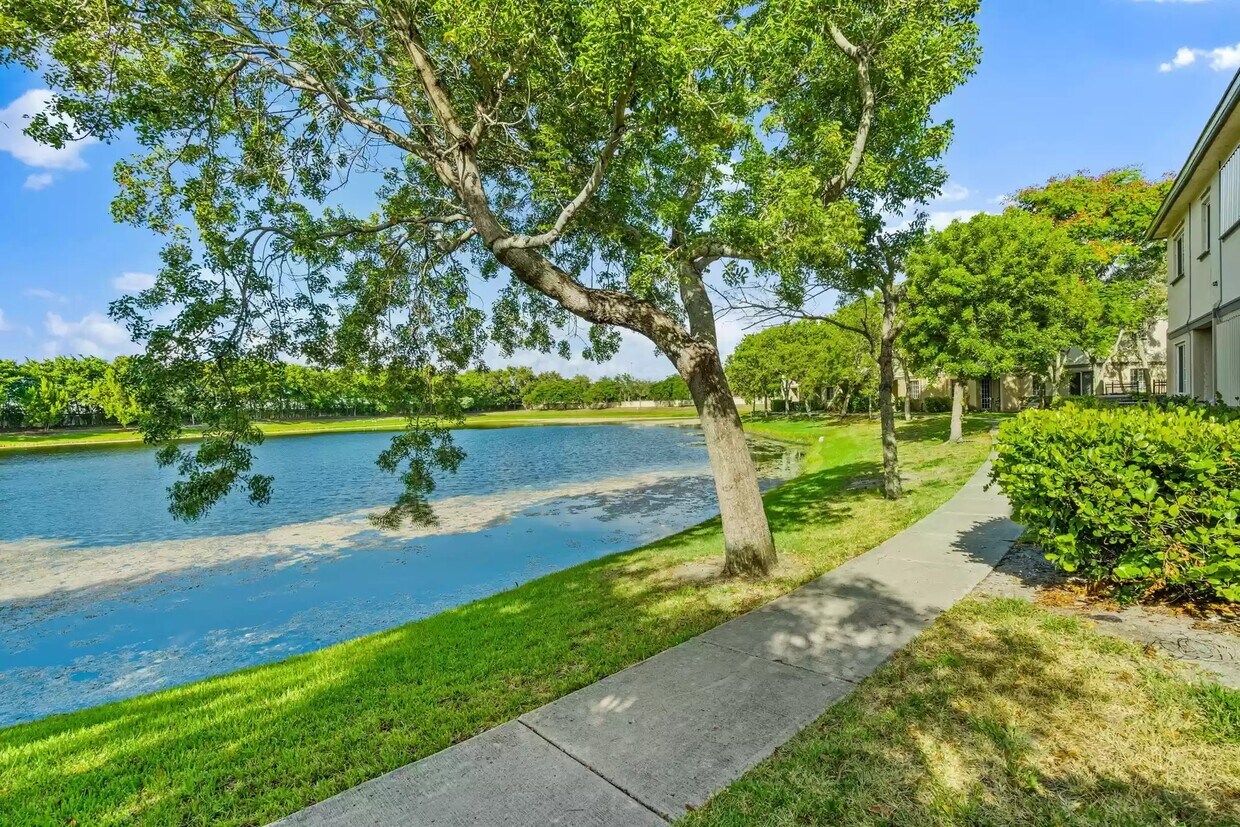 1952 Freeport Dr Unit 1952 Freeport, Riviera Beach, FL 33404 Condo