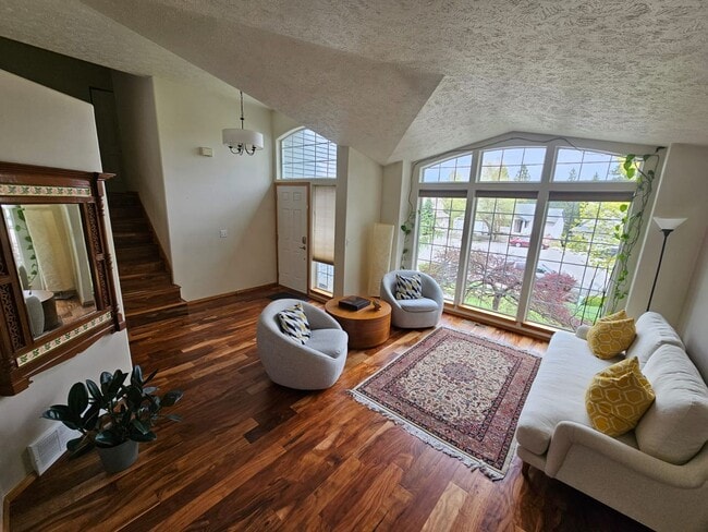 Building Photo - 4 bed/ 3 bath rental with a hot tub!