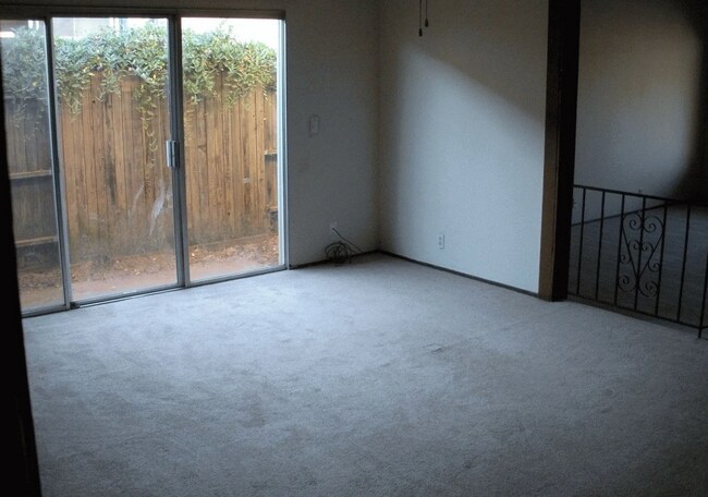 Building Photo - 2 Bed 2 Bath Duplex!