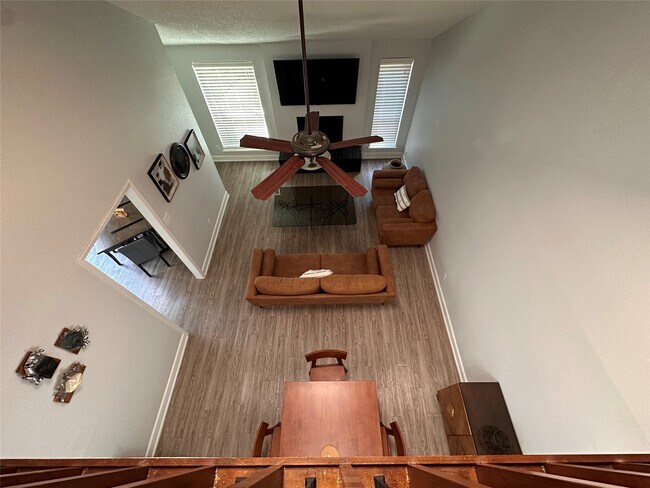 Building Photo - 13821 Hollowgreen Dr