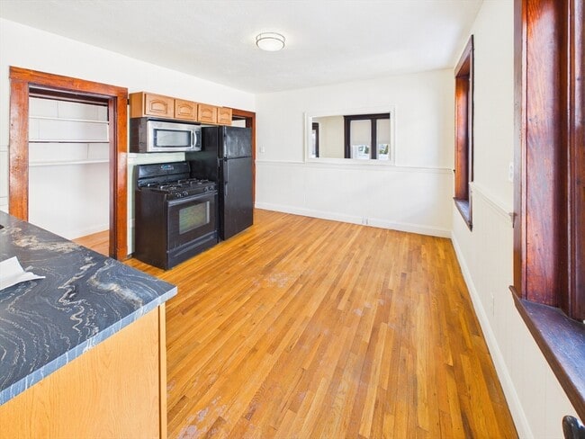 Building Photo - 4 River St