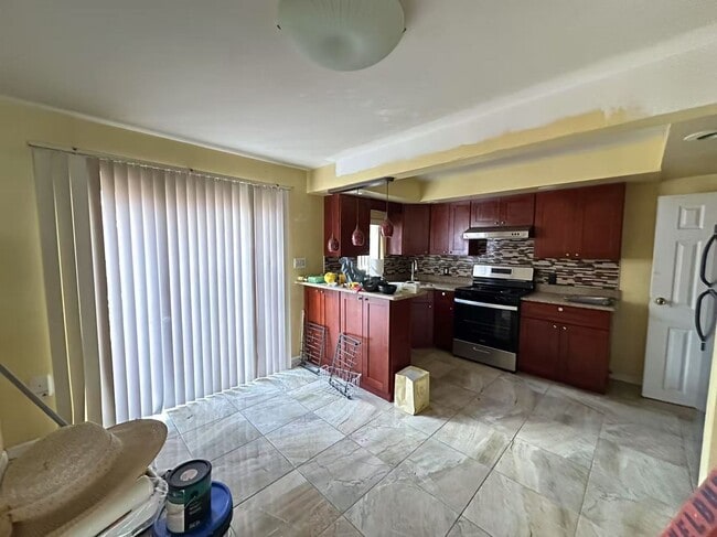 Building Photo - 3 bedroom 1 bath house available in South ...