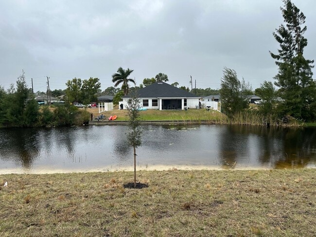 Foto del edificio - Beautiful 4/2 newer construction- coming soon