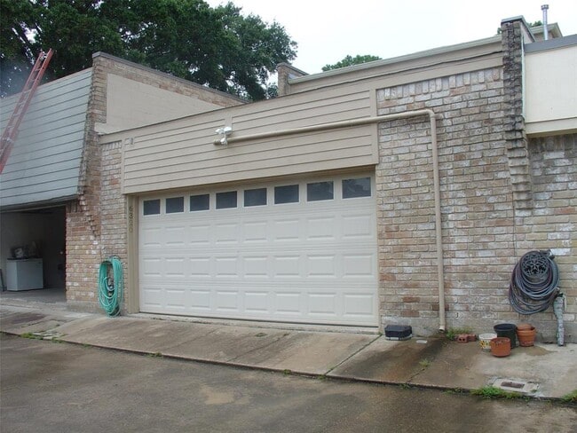 Building Photo - 6320 N 1st St