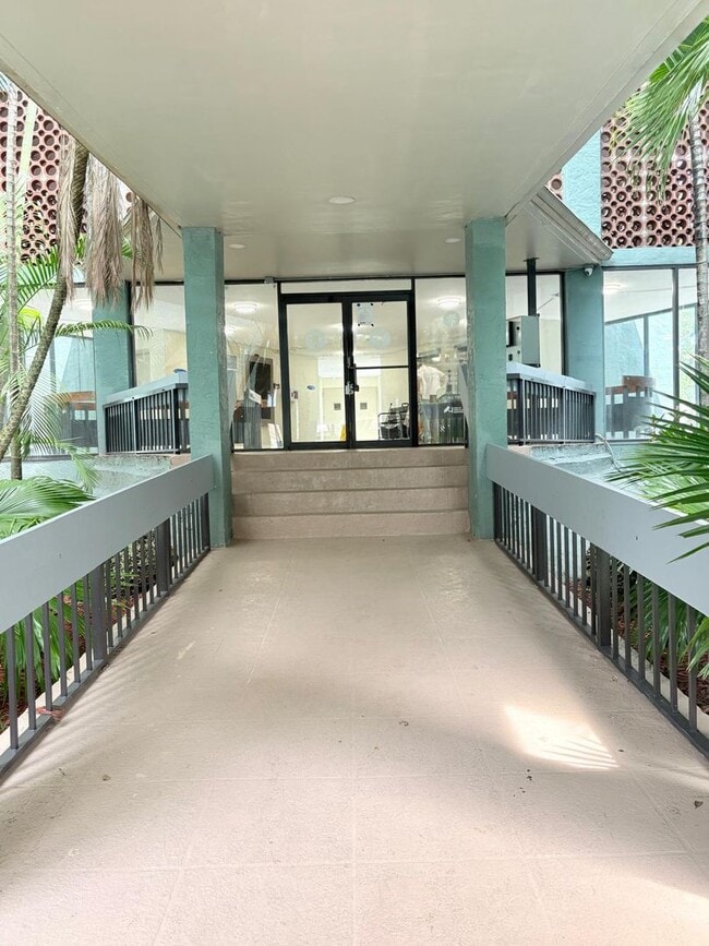 Building Photo - 4222 Inverrary Blvd