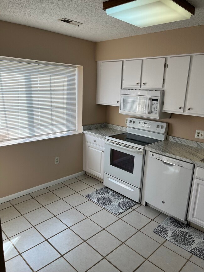 Building Photo - 1208 Pinegrove Dr