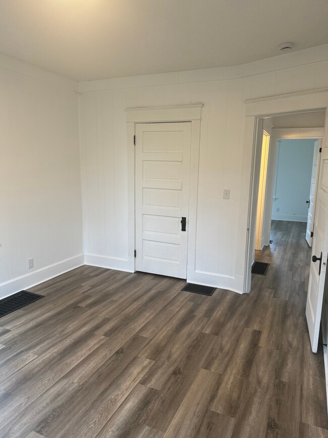 Building Photo - 1223 Calumet Ave