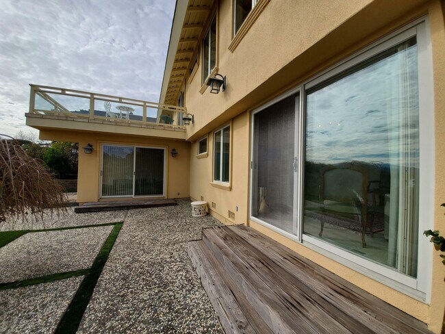 Building Photo - 6 Southridge Rd E