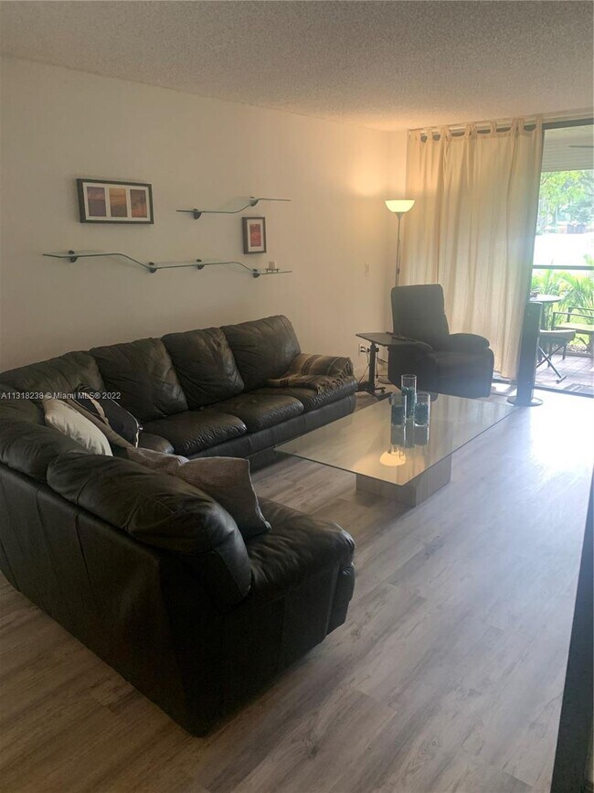 Foto del edificio - 16175 Golf Club Rd