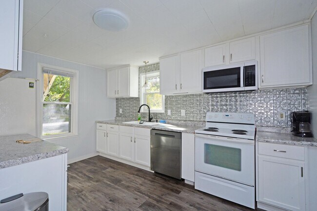 Foto del edificio - Beautiful 3-Bed 1.5-Bath Home in Forest La...
