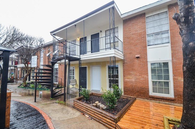 Building Photo - 122 E Crosstimbers St